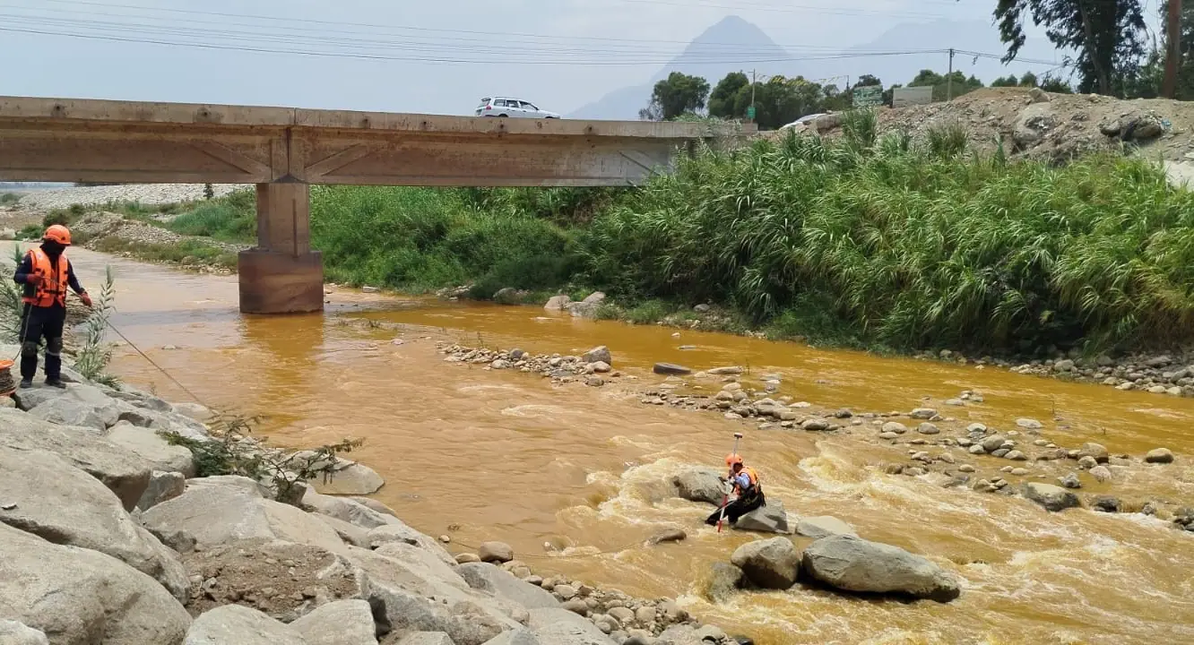 Equipo en las márgenes junto al puente