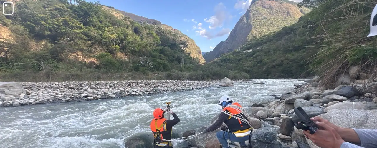 Equipo en la margen del río