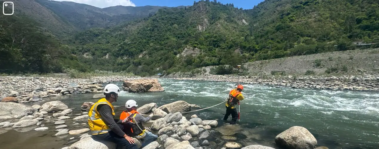 Medición en el cauce entre rocas