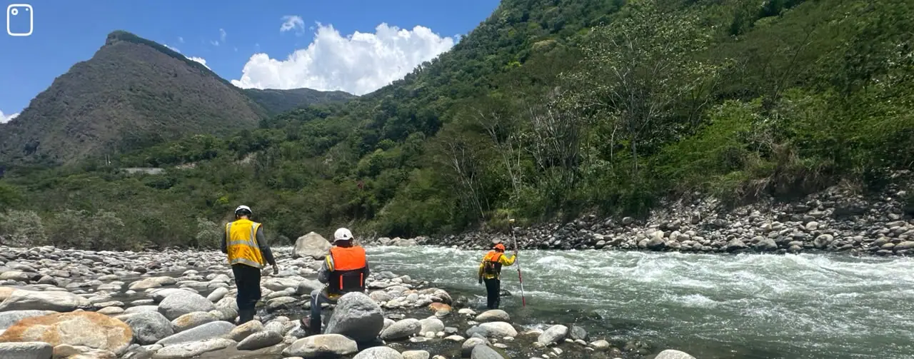 Equipo cruzando el cauce
